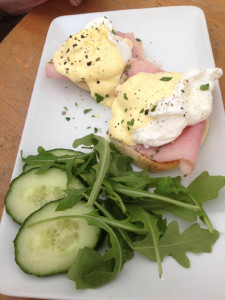 Kaffeebar eggs benedict