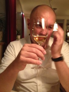 Titus St durch Weinglas