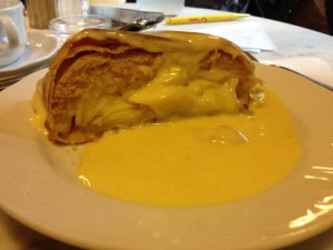 Apfelstrudel mit Vanillesosse 2