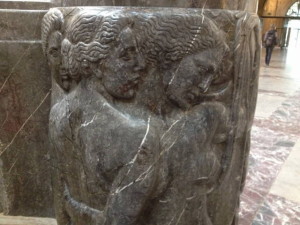 Steinfrauen Rathaus 1